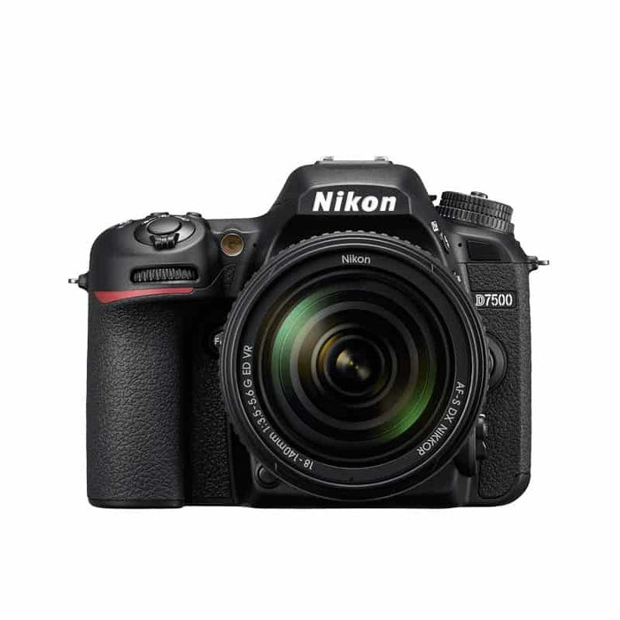 Nikon D7500 kit s AF-S 18-140mm f/3.5-5.6 VR