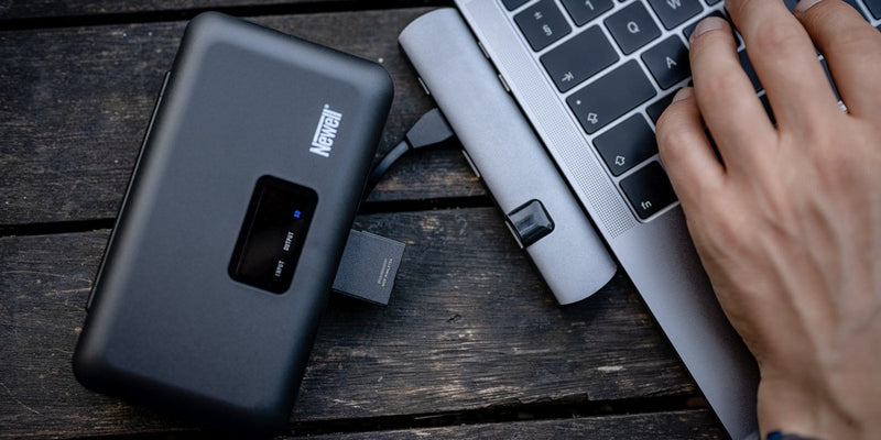 Newell Punjač LCD dual / powerbank / čitač SD kartice (Fuji NP-W126)