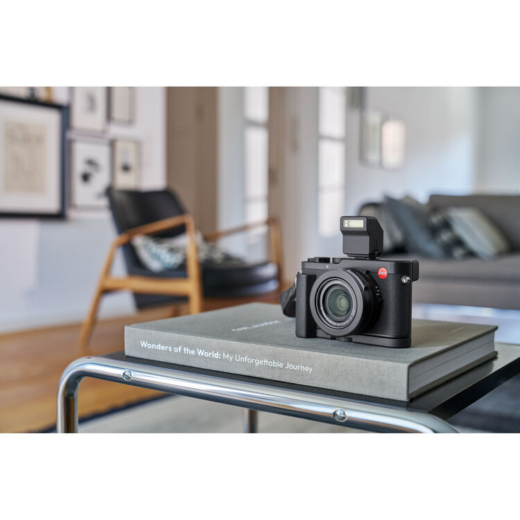 LEICA D-Lux 8 Digital Camera